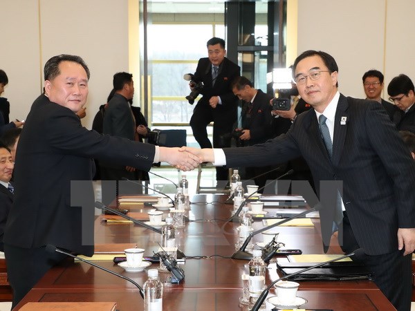 Bộ trưởng Thống nhất, Trưởng đoàn đàm phán Hàn Quốc Cho Myoung-gyon (phải) và Chủ tịch Ủy ban thống nhất Hòa bình Triều Tiên (CPRK), Trưởng đoàn đàm phán Triều Tiên, Ri Son-gwon (trái) tại cuộc đàm phán cấp cao liên Triều ở làng đình chiến Panmunjom ngày 09/01. (Nguồn: Yonhap/TTXVN)