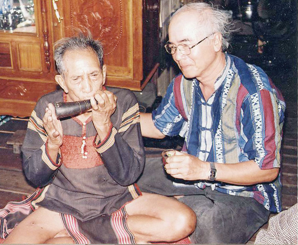 Tác giả (bên phải) và già làng Amakông (lúc này 98 tuổi), cựu vua săn voi ở Bản Đôn