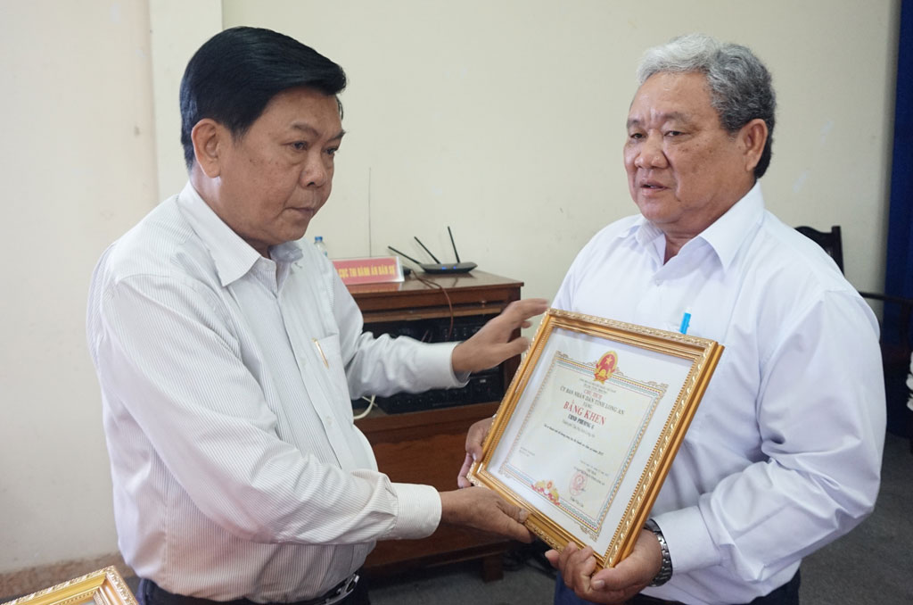 Ông Lê Thành Phước nhận bằng khen của Chủ tịch UBND tỉnh