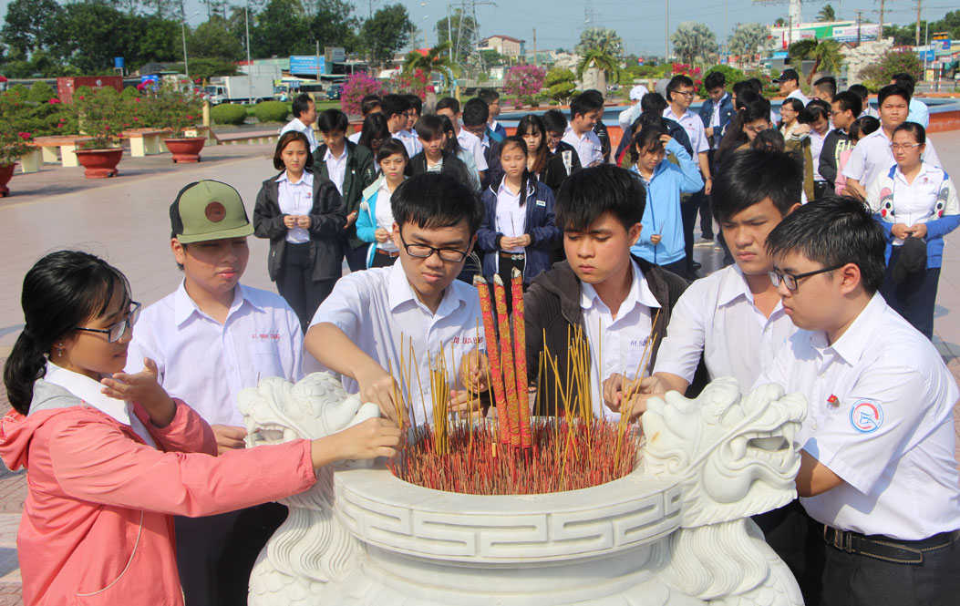  Viếng tượng đài Long An trung dũng kiên cường, toàn dân đánh giặc tri ân đối với các thế hệ cha anh đi trước đã có công bảo vệ đất nước, thể hiện sự kết nối, lưu giữ những truyền thống tốt đẹp để tiếp thêm niềm tin, lòng tự hào cho các em trên con đường chinh phục tri thức. Ảnh: Võ Huy