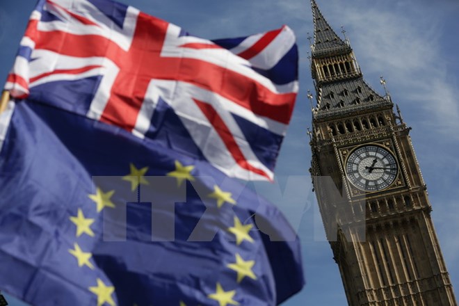 Quốc kỳ Anh và Liên minh châu Âu trong cuộc tuần hành phản đối Brexit tại khu vực Tháp đồng hồ Big Ben ở London, Anh hồi năm 2017. (Nguồn: AFP/TTXVN)