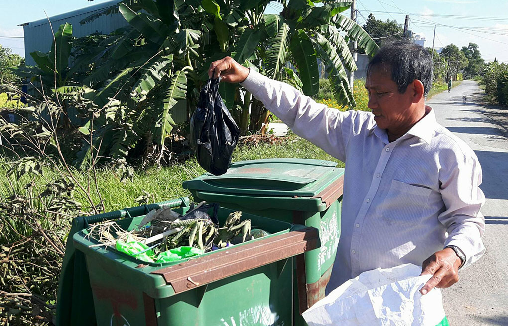 Đối với cựu chiến binh Trần Minh Dũng, nhặt rác góp phần làm sạch đường làng, ngõ xóm là việc nên làm