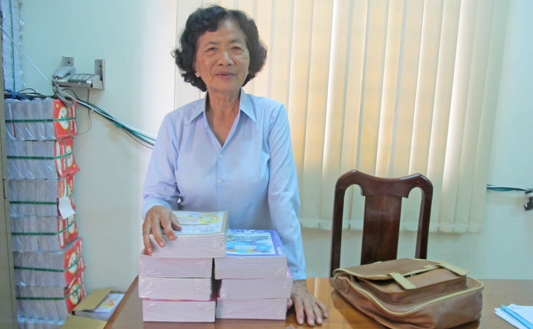 Những quyển vở do bà vận động dành tặng học sinh nghèo