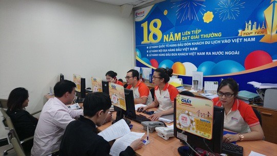 Customers book tours at Fiditour. (Photo nld.com.vn)