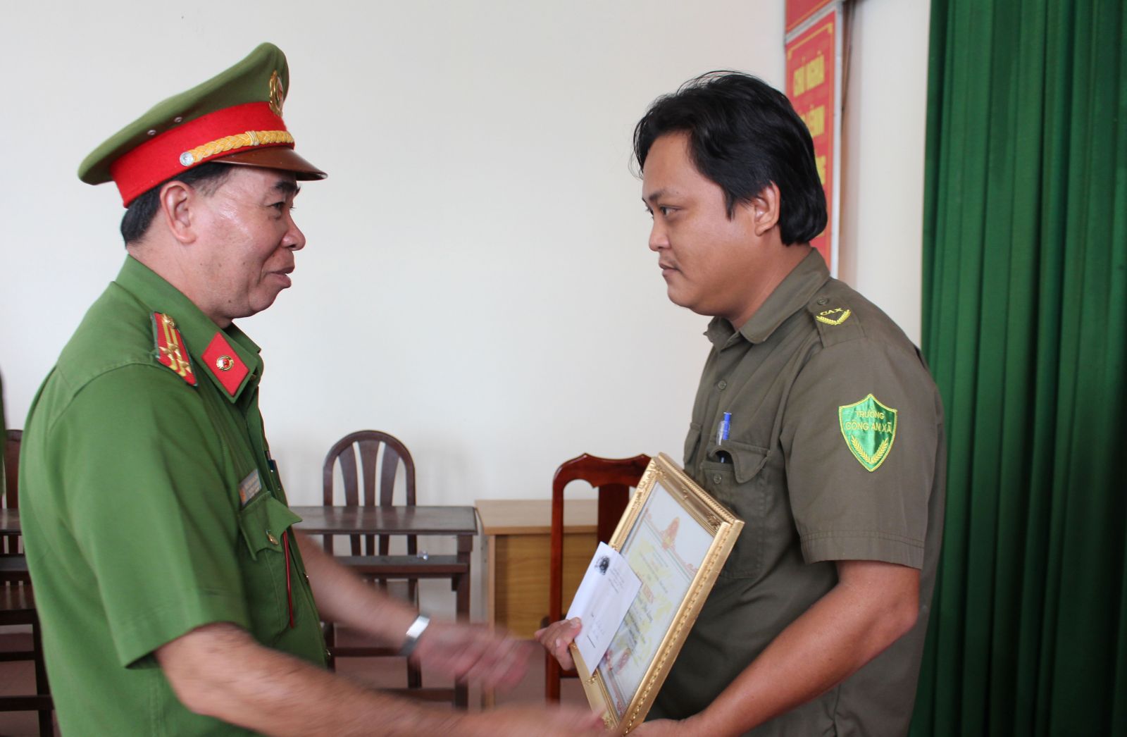 Thượng tá Nguyễn Văn Châu- Phó trưởng Công an huyện Châu Thành trao giấy khen cho Công an xã Thanh Phú Long