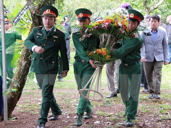 Lãnh đạo Tỉnh ủy, HĐND, UBND, lực lượng vũ trang tỉnh Đắk Lắk viếng Thiếu tướng, Anh hùng lực lượng vũ trang nhân dân Y Blốk Êban. (Ảnh: Phạm Cường/TTXVN)