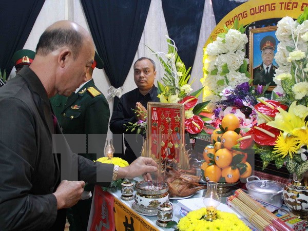 Lãnh đạo Tỉnh ủy, HĐND, UBND, lực lượng vũ trang tỉnh Đắk Lắk viếng Thiếu tướng, Anh hùng lực lượng vũ trang nhân dân Y Blốk Êban. (Ảnh: Phạm Cường/TTXVN)