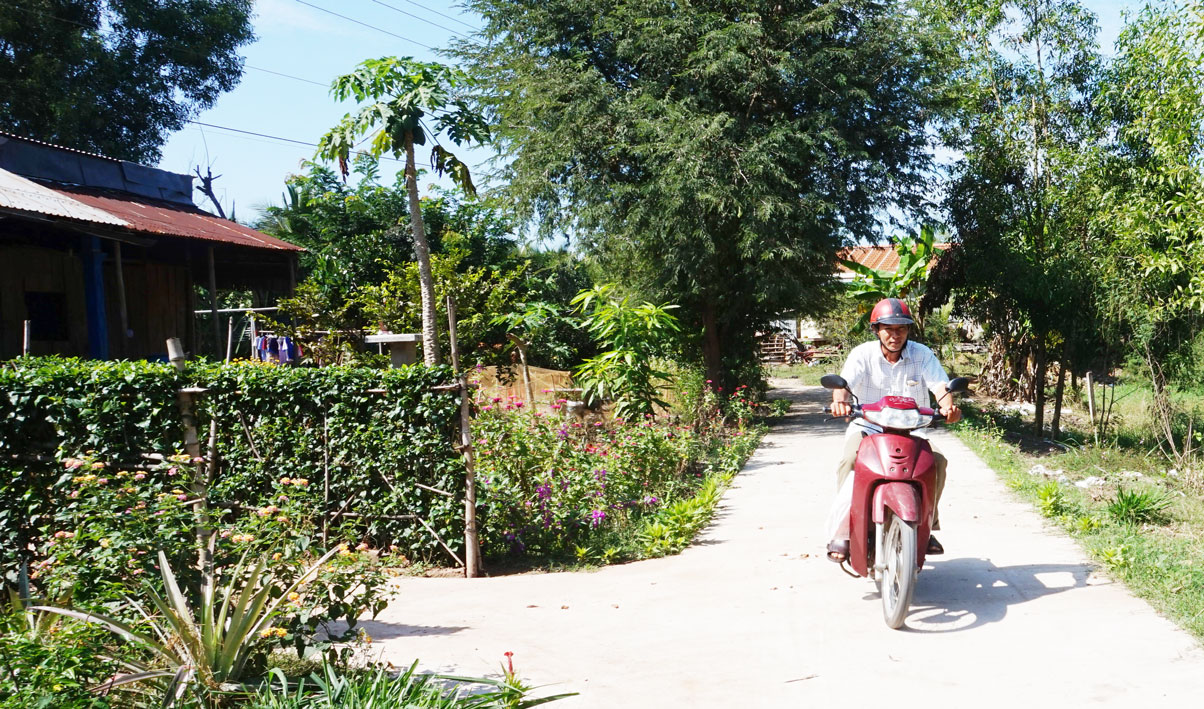 Đường lộ làng ấp Ông Nhan Đông được tráng bê tông giúp người dân đi lại thuận tiện hơn