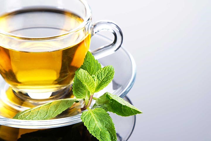 Khi bạn căng thẳng hãy uống trà hoa cúc và trà thảo mộc. Ngoài ra, tránh dùng các chất béo chuyển hoá hoặc ở đường, vì chúng có thể làm trầm trọng thêm vấn đề sức khỏe kèm theo căng thẳng.