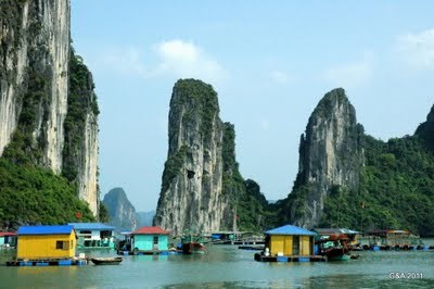 Cua Van floating fishing village (Source: journeyetc.com)