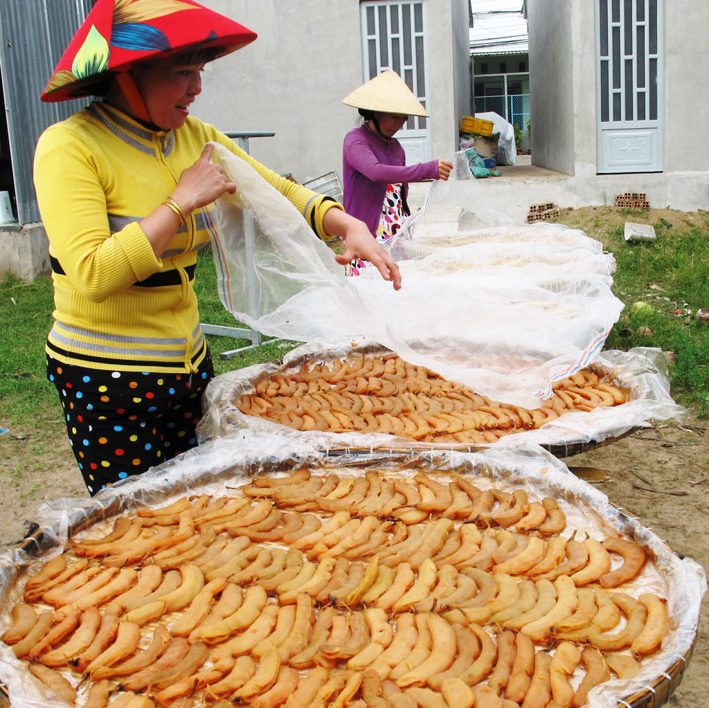 Phơi me - một trong những công đoạn quan trọng trong làm mứt me