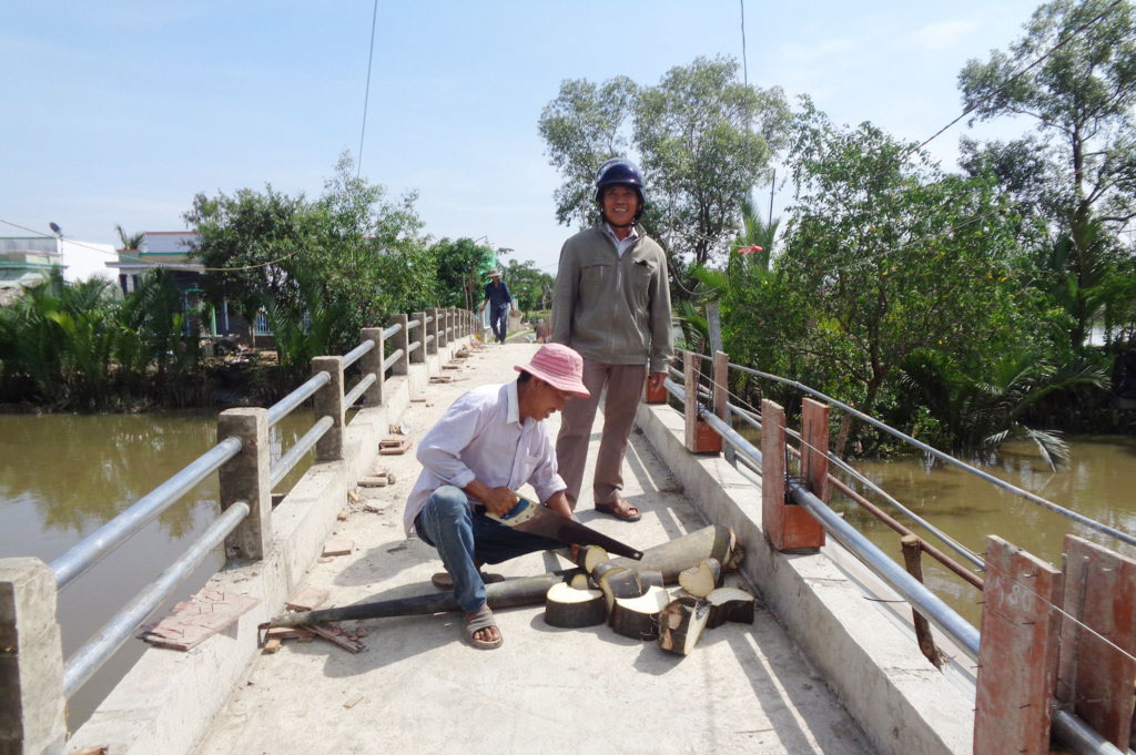 Ông Dương Văn Luân (đứng) vận động xây cầu Ông Nhu