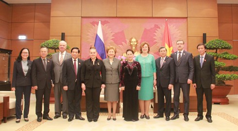 Chủ tịch Quốc hội Nguyễn Thị Kim Ngân chụp ảnh cùng Đoàn đại biểu Quốc hội Liên bang Nga