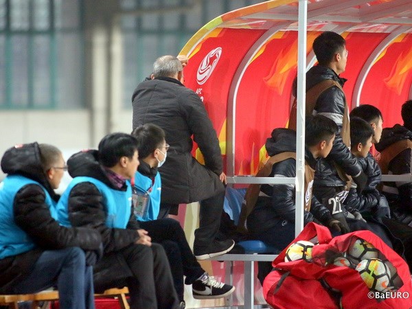 Những phút cuối hồi hộp của HLV Park Hang-seo và các cầu thủ bên ngoài sân (Nguồn: Hữu Tuấn/CTV)