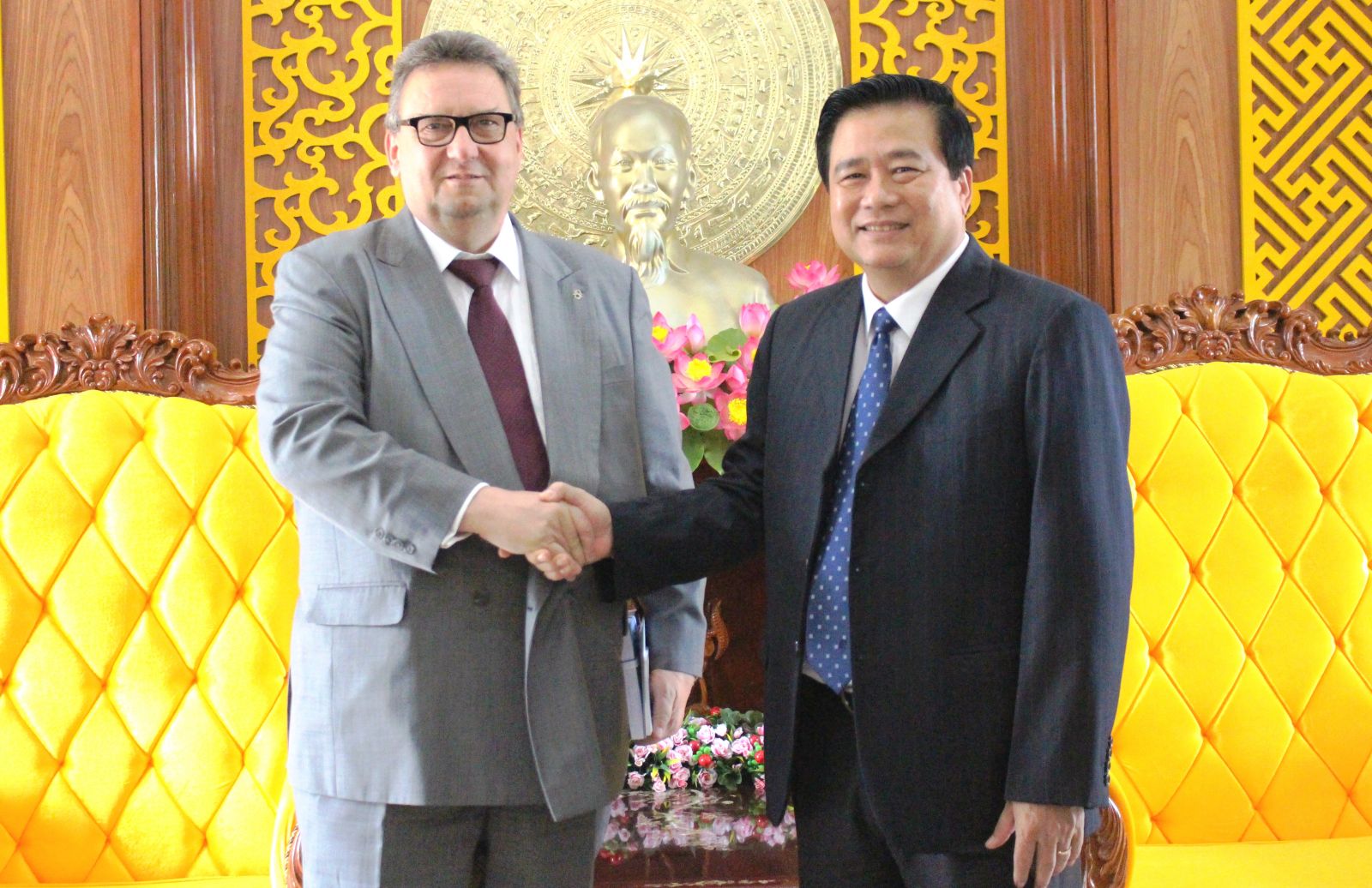 Secretary of Long An province Party Committee Pham Van Ranh gave warm welcome to Ambassador Kari Kahiluoto