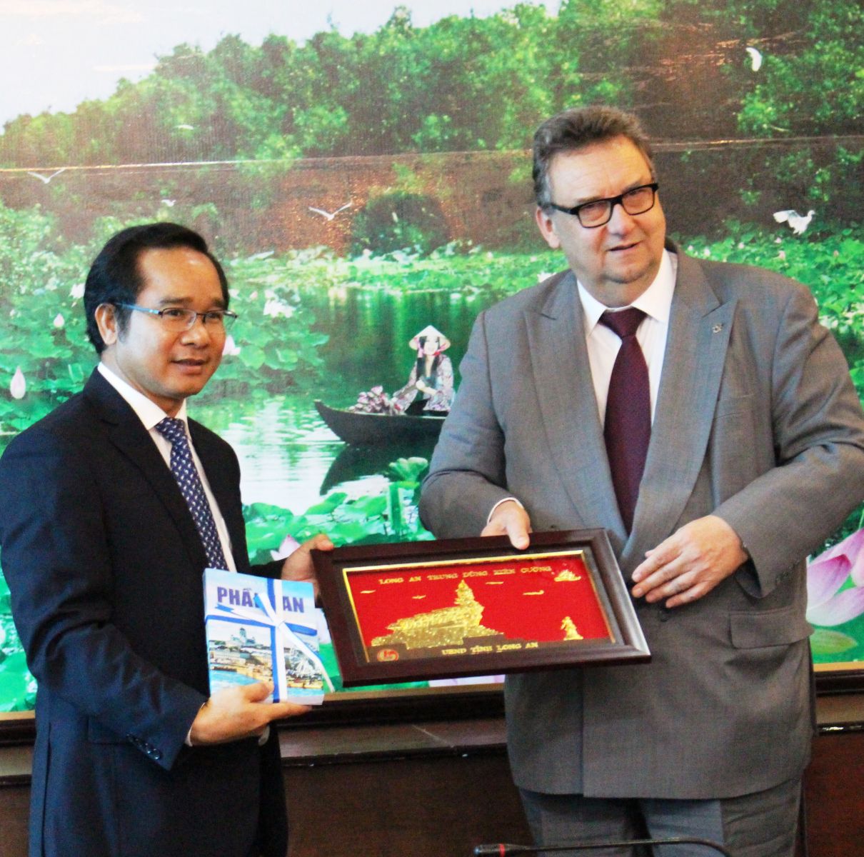 Deputy Chairman of People’s Committee Nguyen Van Duoc presented gift to Ambassador Kari Kahiluoto