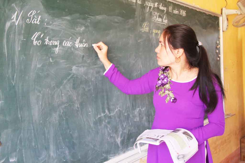 Long An awards one People’s Teacher, 63 Meritorious Teachers Ms. Pham Thi To Vui, teacher of Thuan Binh primary school in Thanh Hoa district, is the first People’s Teacher of Long An province