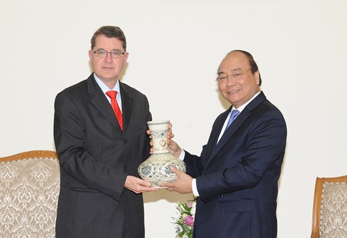 Thủ tướng Nguyễn Xuân Phúc tặng quà kỷ niệm cho Đại sứ Áo Thomas Schuller Gotzburg