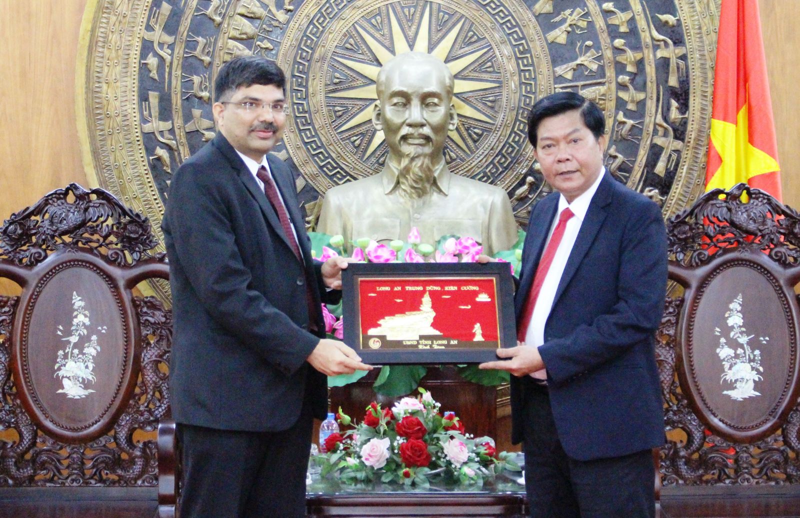 Long An Chairman receives Indian Consul General Chairman Can presented gift to Mr. K.Srikar Reddy