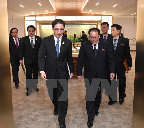 Trưởng đoàn đàm phán của Hàn Quốc, Thứ trưởng Bộ Thống nhất Chun Hae-sung (trái, trước) và Trưởng đại diện đàm phán của Triều Tiên, Phó Chủ tịch Ủy ban tái thống nhất hòa bình Jon Jong Su (phải, phía trước) rời khỏi phòng đàm phán ở làng đình chiến Panmunjom ngày 17/1. (Nguồn: THX/TTXVN)