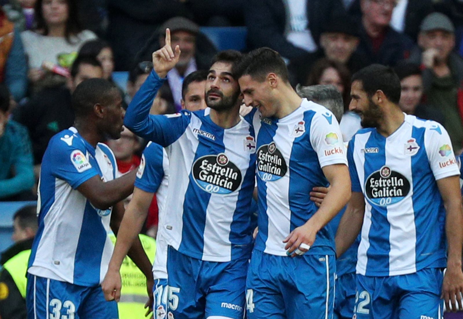 Niềm vui của các cầu thủ Deportivo sau khi Adrian Lopez mở tỉ số. Ảnh: Reuters