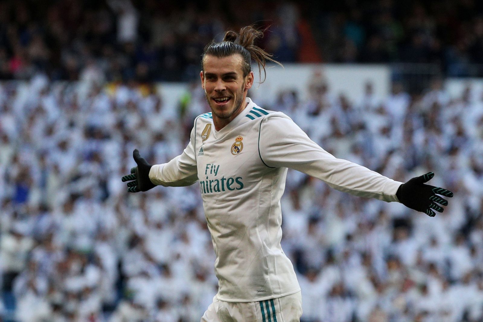 Bale ăn mừng bàn nâng tỉ số lên 2-1. Ảnh: Reuters