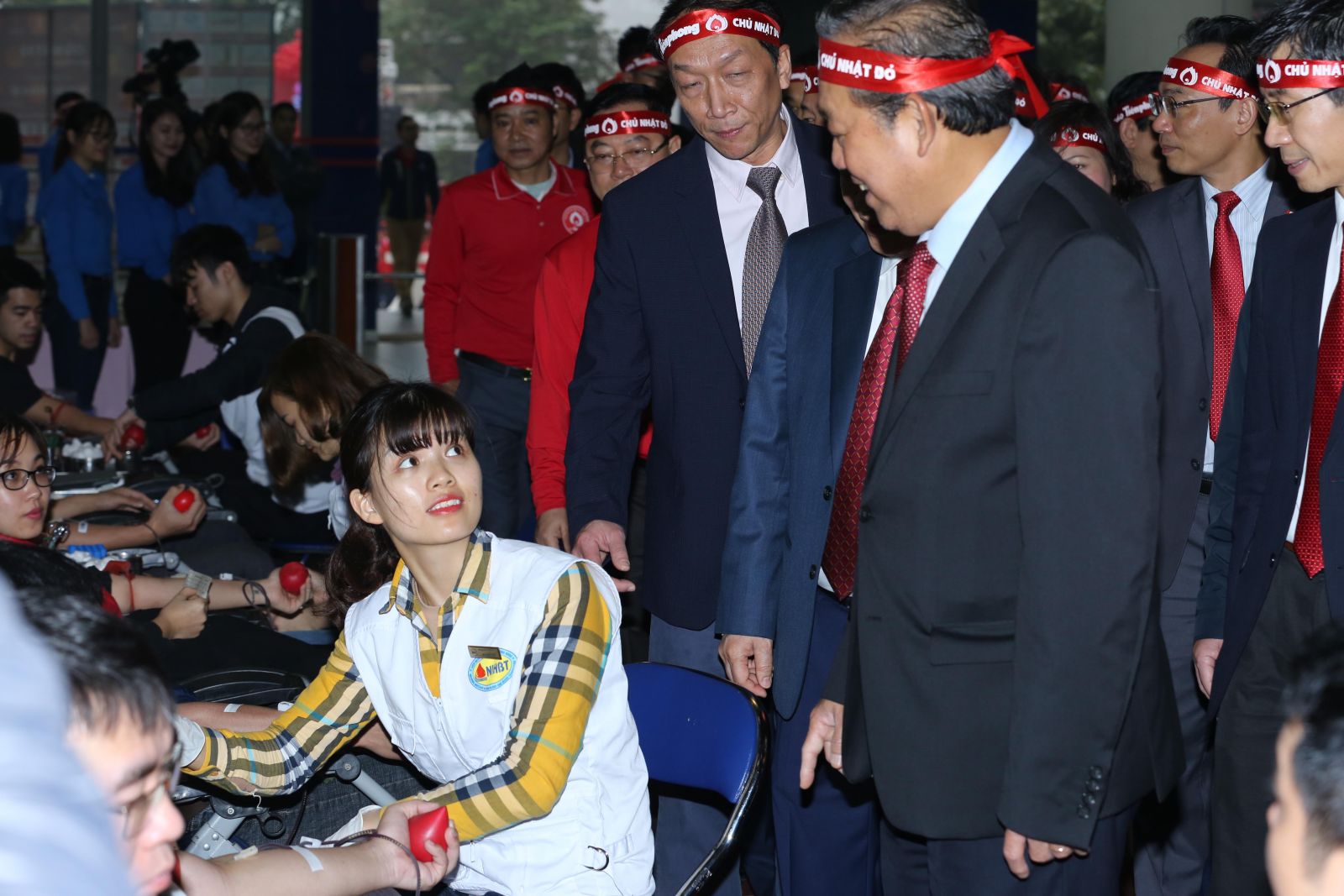 Phó Thủ tướng trao đổi với các bạn trẻ tham gia hiến máu tình nguyện. Ảnh: VGP/Lê Sơn