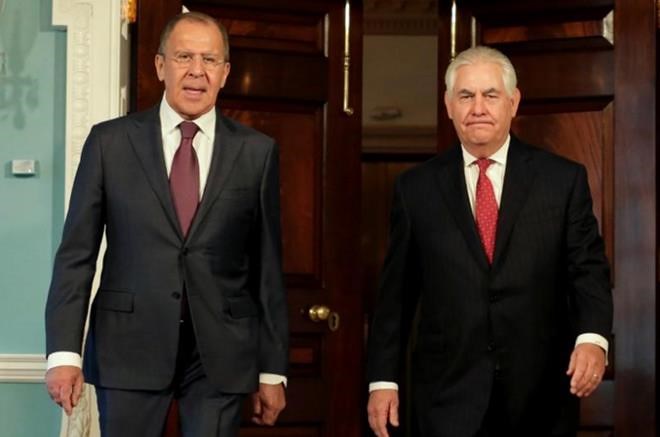 Ngoại trưởng Nga Sergei Lavrov và người đồng cấp Mỹ Rex Tillerson trong một cuộc gặp hồi tháng 5/2017. (Nguồn: Reuters)