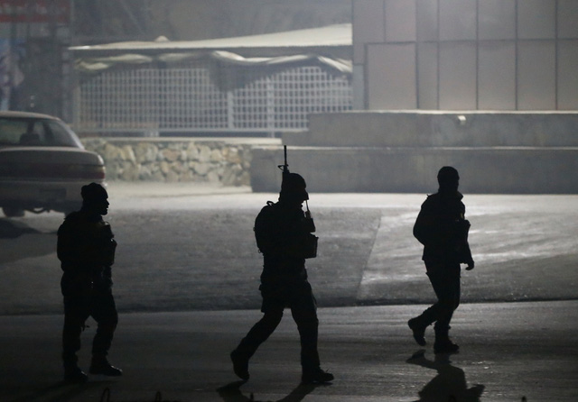 Lực lượng an ninh Afghanistan có mặt ở hiện trường gần KS Intercontinental ở Kabul - Ảnh: Reuters