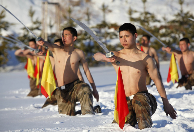 Binh sĩ Trung Quốc tập luyện trong trời tuyết. Ảnh: Reuters