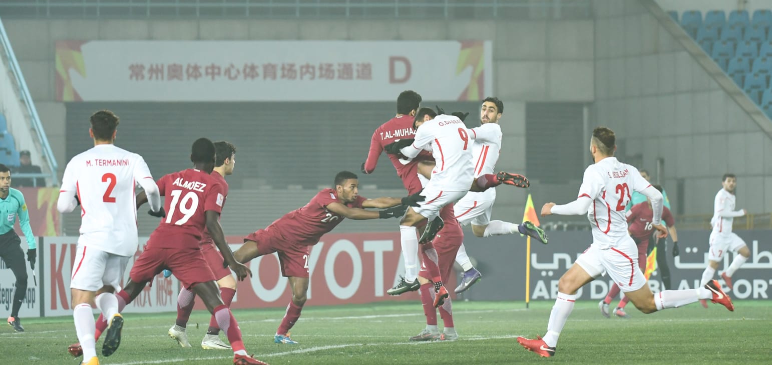 Qatar (áo đỏ) thể hiện bản lĩnh trong trận tứ kết thắng U23 Palestine 3-2