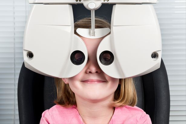 Khám mắt định kì có thể phát hiện các dấu hiệu sớm của bệnh