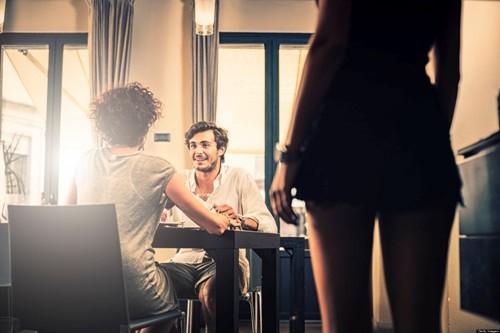 Xử lý thế nào khi bắt quả tang chồng 'ăn vụng'? Ảnh minh họa