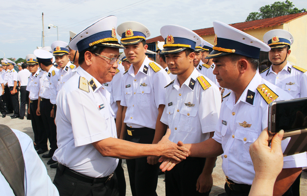 Chuẩn đô đốc Nguyễn Phong Cảnh - Chính ủy Bộ Tư lệnh Vùng 2 Hải quân bắt tay các cán bộ, chiến sĩ trước giờ lên tàu đi làm nhiệm vụ