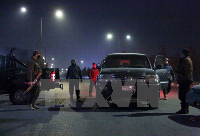 Lực lượng an ninh phong tỏa khu vực xung quanh hiện trường vụ tấn công ở Kabul, Afghanistan ngày 20/01. (Nguồn: THX/TTXVN)
