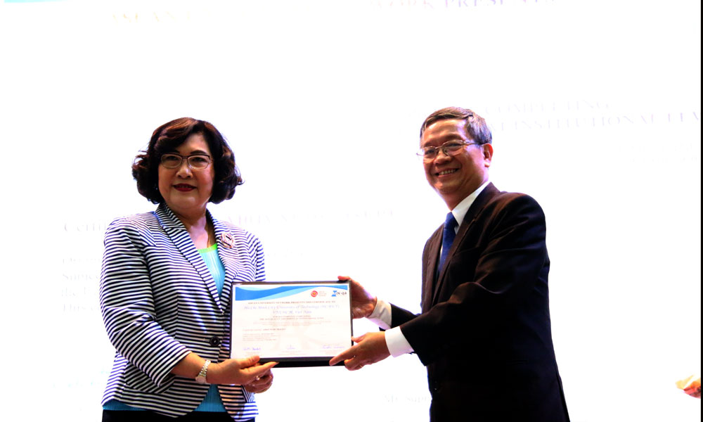 Bà Nantana Gajaseni, quyền Chủ tịch Hội đồng AUN-QA đã trao chứng nhận đạt chuẩn chất lương cấo trường của mạng lưới các trường ĐH Đông Nam Á cho ĐH Bách khoa TP.HCM