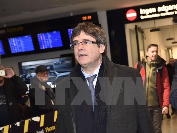 Cựu Thủ hiến Catalonia Carles Puigdemont (trái) tới sân bay Copenhagen, Đan Mạch ngày 22/01. (Nguồn: AFP/TTXVN)