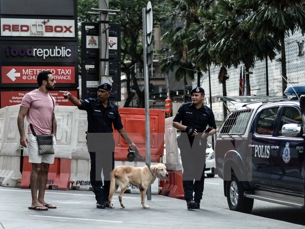 Cảnh sát Malaysia tuần tra bên ngoài một trung tâm mua sắm ở thủ đô Kuala Lumpur. (Nguồn: AFP/TTXVN)