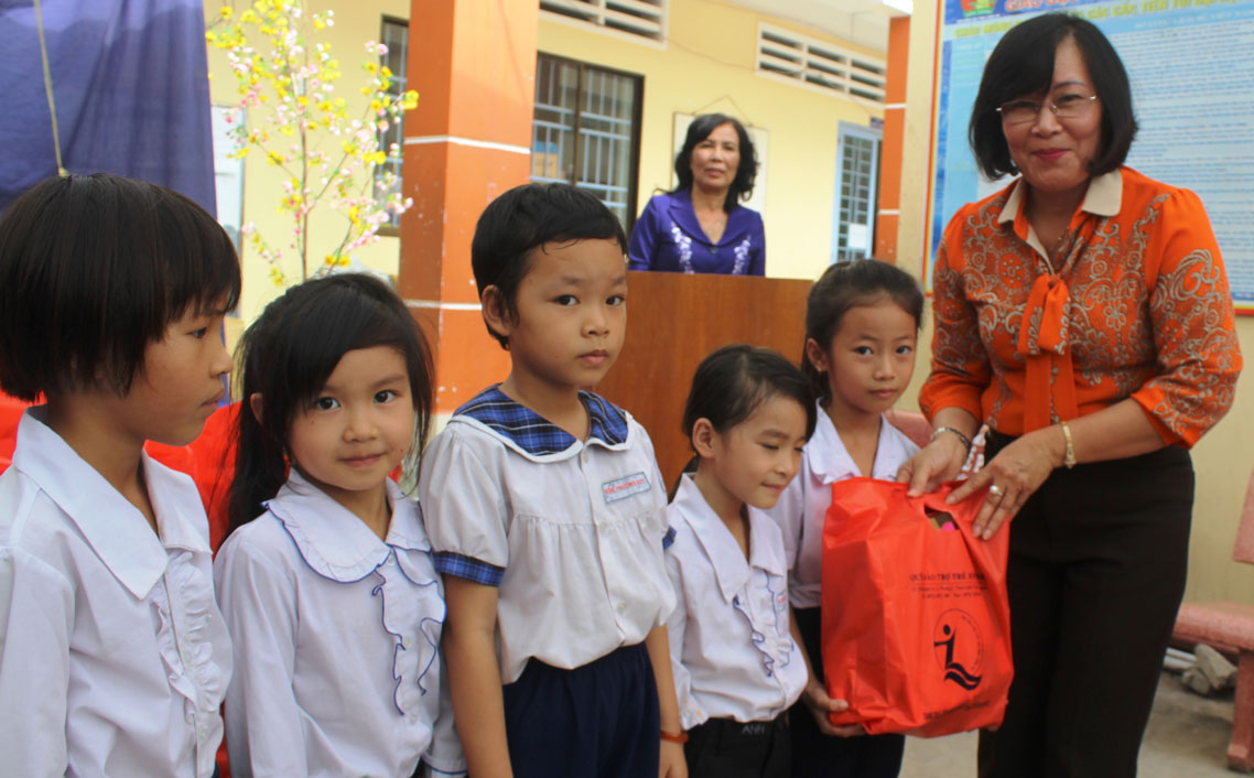 Phó Giám đốc Sở Lao động - Thương binh và Xã hội - Nguyễn Thị Bạch Huệ tặng quà cho trẻ em ở chùa Long Thạnh nhân dịp xuân về, tết đến