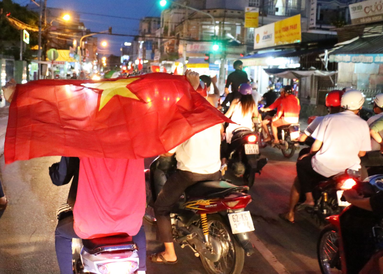 Hình hảnh cờ đỏ sao vàng tung bay trên các tuyến phố tại TP. Tân An ngay sau chiến thắng của đội tuyển U23 Việt Nam