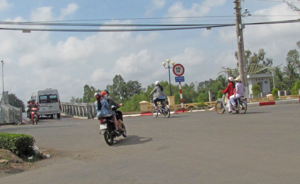 Khu vực ngã 6, thị trấn Vĩnh Hưng tiềm ẩn nguy cơ gây tai nạn giao thông
