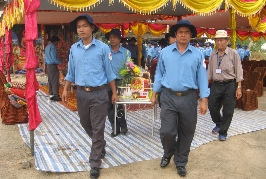 Đại úy Nguyễn Minh Hây (người đi đầu, bên phải) cùng đồng đội đưa hài cốt liệt sĩ quân tình nguyện Việt Nam về nước
