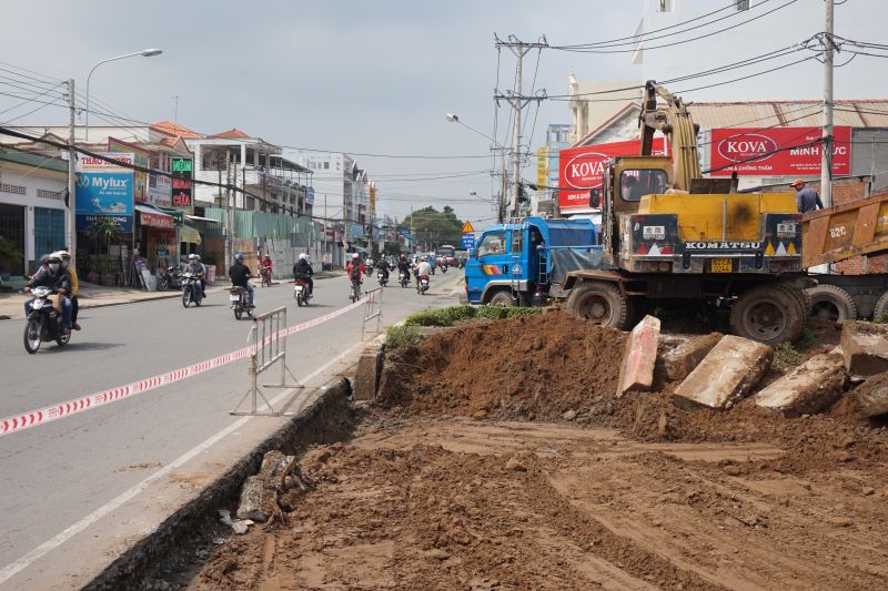 Cty CP Xây dựng Giao thông 674 tiến hành thi công phá bỏ đảo tam giác tại ngã ba Hùng Vương-QL62.