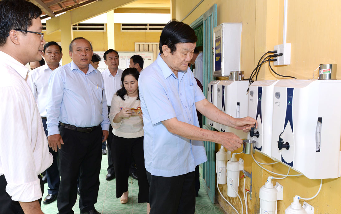 Nguyên Chủ tịch nước - Trương Tấn Sang kiểm tra dự án nước uống sạch tại huyện Tân Trụ