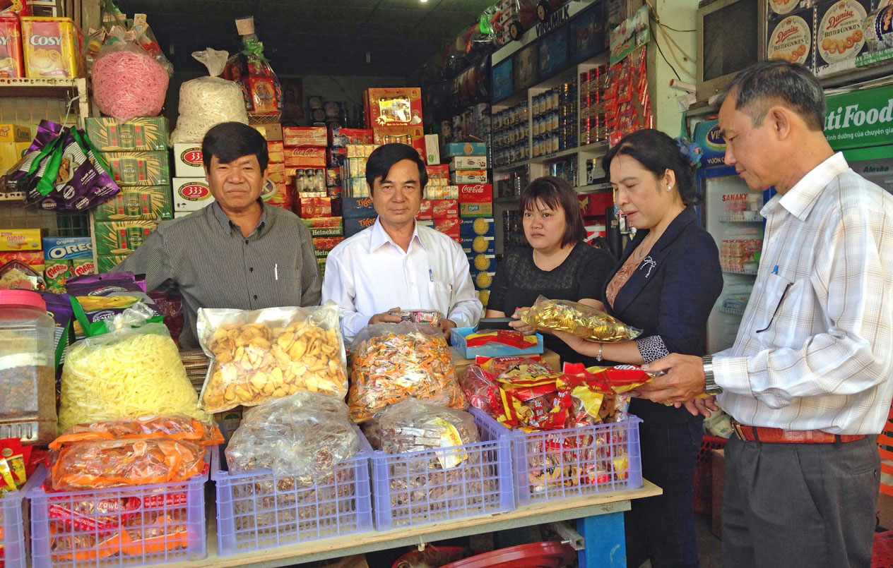 Các cửa hàng kinh doanh chủ động nguồn hàng đáp ứng nhu cầu người tiêu dùng trong dịp Tết Tiểu thương chủ động nguồn hàng đáp ứng nhu cầu người tiêu dùng trong dịp Tết