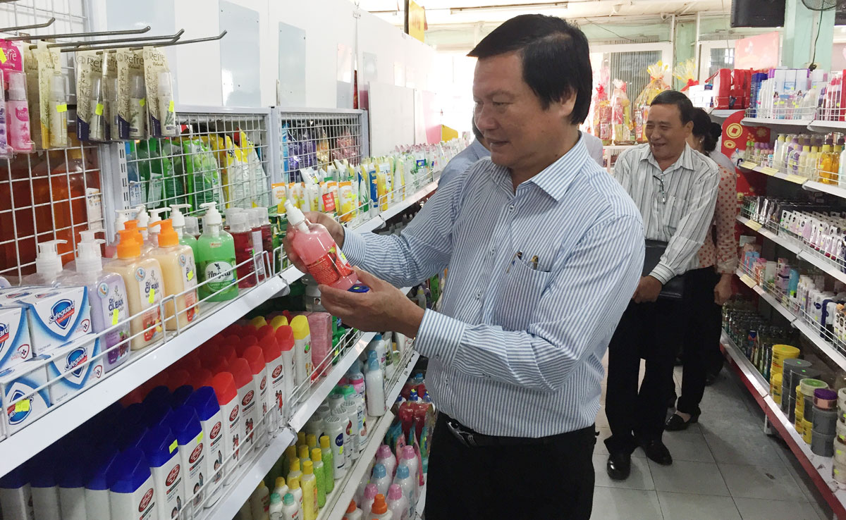 Giám đốc Sở Công thương tỉnh Long An - Lê Minh Đức kiểm tra tình hình dự trữ hàng hóa phục vụ thị trường dịp Tết Nguyên đán Mậu Tuất 2018 tại Kiến Tường