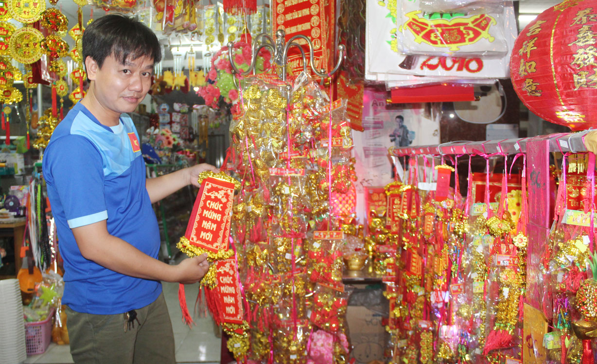 Anh Đỗ Kim Hoàng - chủ Nhà Sách Nhựt Tảo (phường 2, TP.Tân An) cho biết: “Giá các mặt hàng trang trí tết không tăng so với những năm trước”