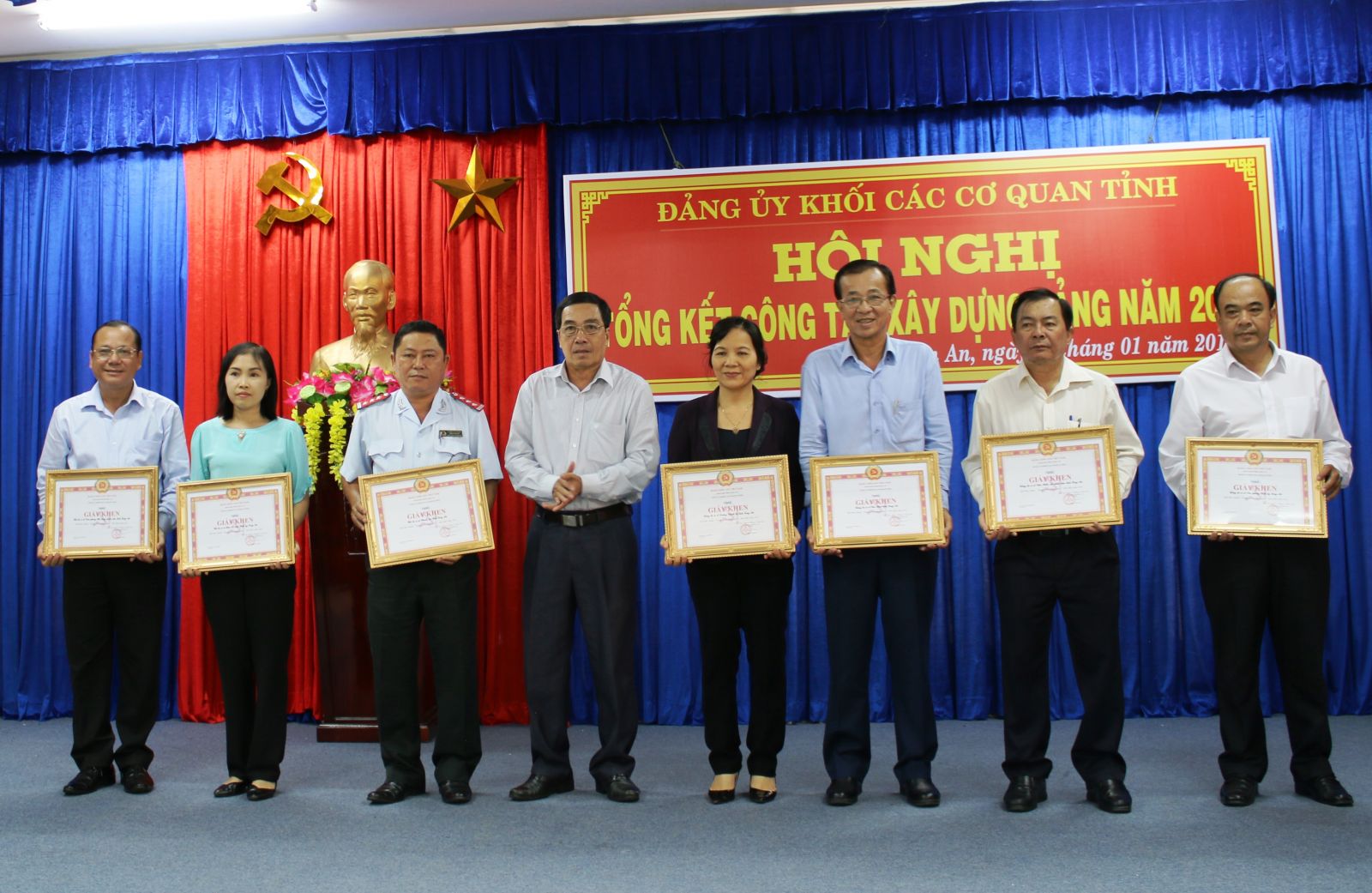 Bí thư Đảng ủy khối CCQ tỉnh-Phạm Văn Nem tặng giấy khen cho đại diện 7 tổ chức cơ sở đạt “trong sạch, vững mạnh” tiêu biểu