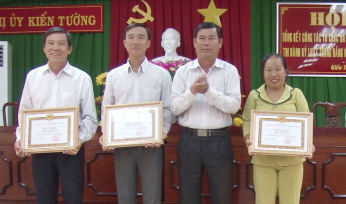 Khen thưởng các tập thể có thành tích tiêu biểu trong công tác tổ chức xây dựng Đảng năm 2017