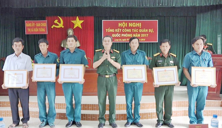 Đại tá Bùi Văn Dự - Phó Chỉ huy trưởng Bộ Chỉ huy Quân sự tỉnh Long An trao bằng khen cho các tập thể và cá nhân